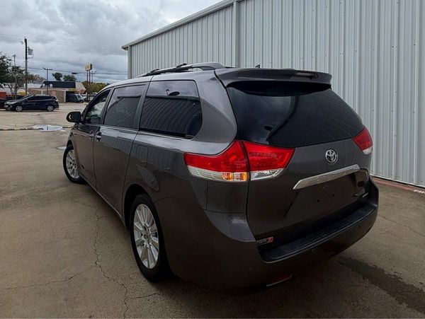 2012 TOYOTA SIENNA
