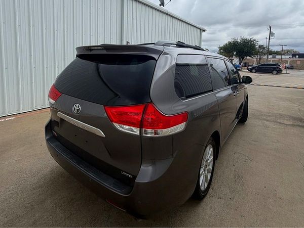 2012 TOYOTA SIENNA