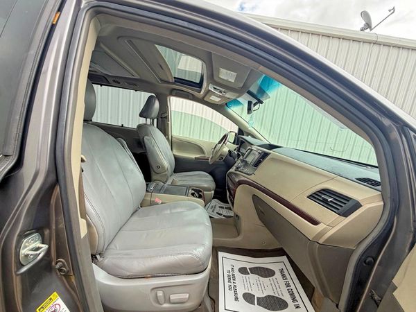 2012 TOYOTA SIENNA
