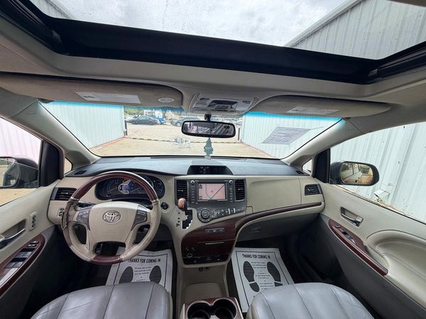 2012 TOYOTA SIENNA