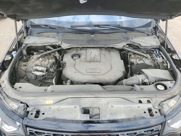 2018 LAND ROVER DISCOVERY HSE Luxury — Engine bay