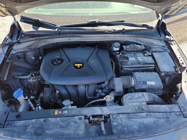 2018 HYUNDAI ELANTRA — Engine bay