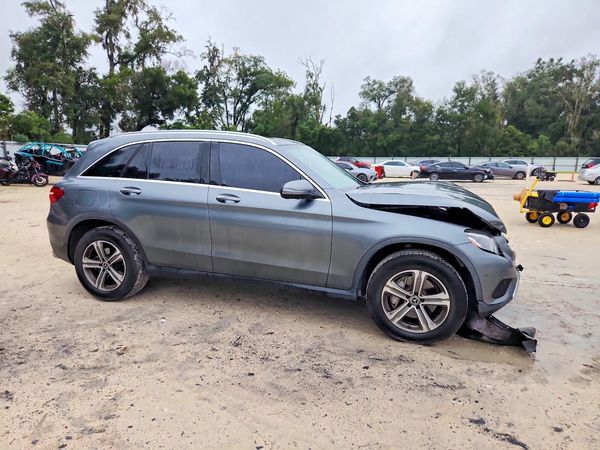 2018 MERCEDES-BENZ GLC GLC300 — Passenger 3/4
