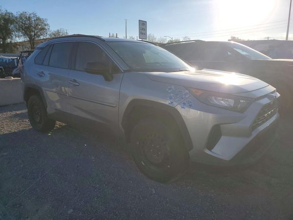 2019 TOYOTA RAV4 LE — Passenger 3/4
