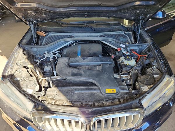 2018 BMW X5 xDrive40e — Engine bay