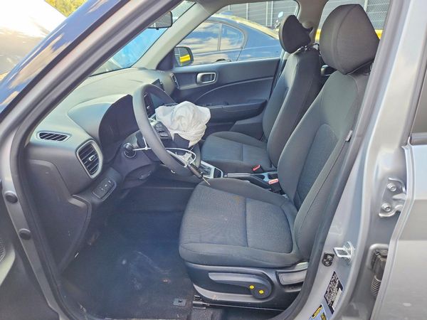 2022 HYUNDAI VENUE SE — DENT