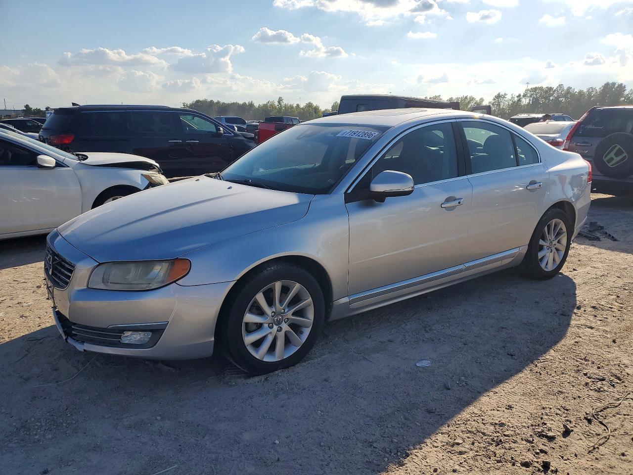 2015 VOLVO S80 — Front 3/4