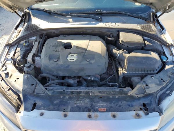 2015 VOLVO S80 — Engine bay