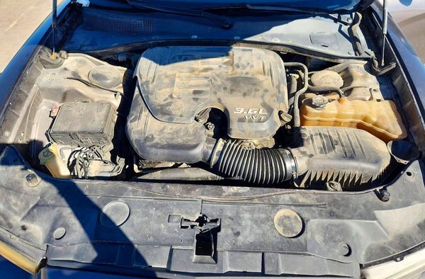 2014 DODGE CHARGER SE — Engine bay