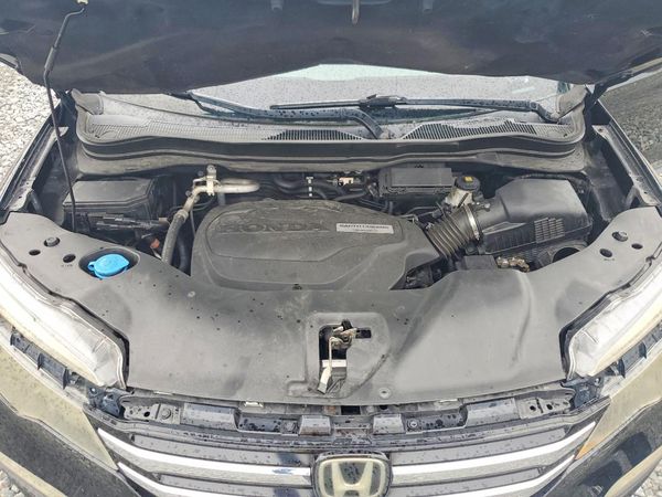 2016 HONDA PILOT Elite — Engine bay