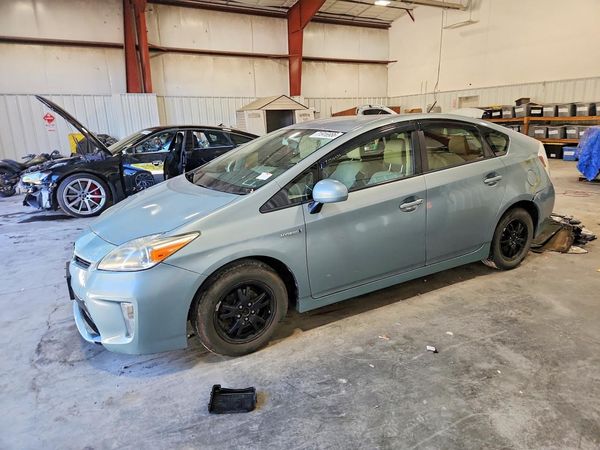 2014 TOYOTA PRIUS — Front 3/4