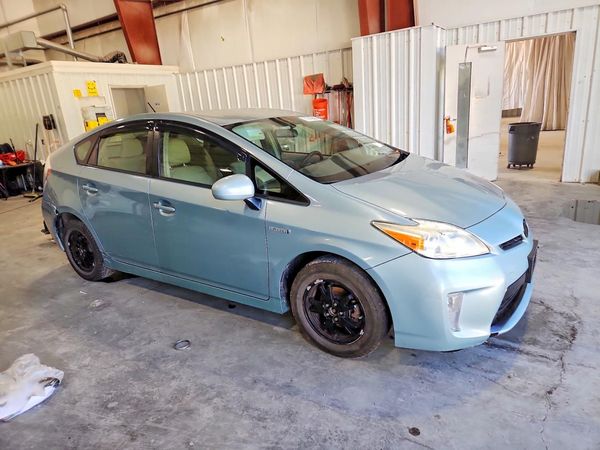 2014 TOYOTA PRIUS — Passenger 3/4