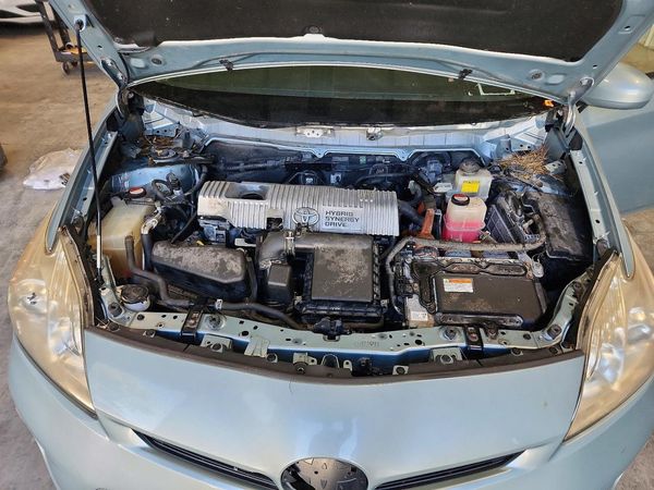 2014 TOYOTA PRIUS — Engine bay