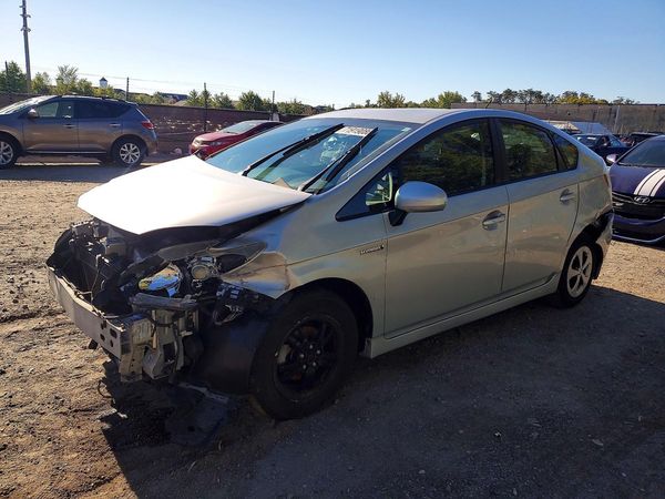 2013 TOYOTA PRIUS — Front 3/4