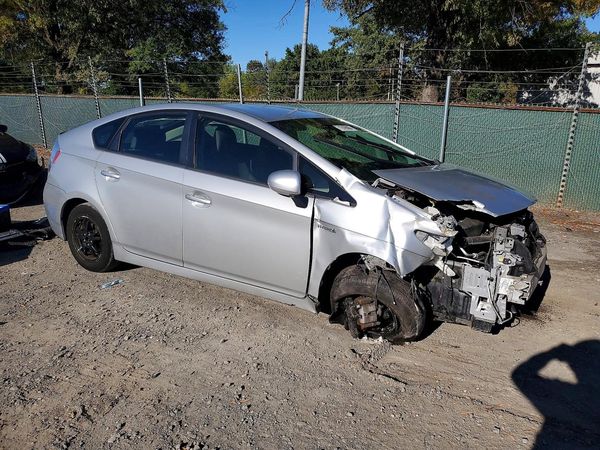 2013 TOYOTA PRIUS — Passenger 3/4