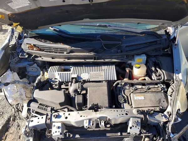 2013 TOYOTA PRIUS — Engine bay