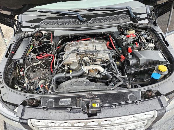 2014 LAND ROVER LR4 HSE LUX — Engine bay