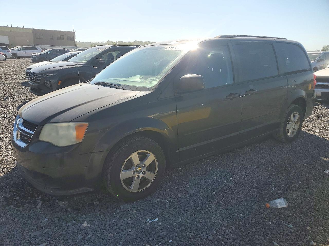 2012 DODGE GRAND CARAVAN SXT — Front 3/4