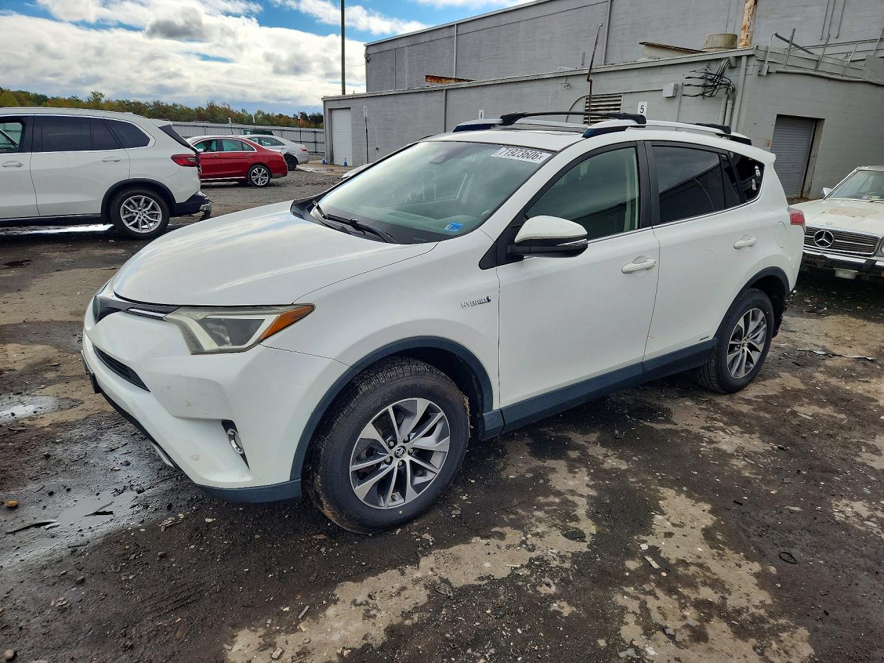 2016 TOYOTA RAV4 XLE (M Grade) — Front 3/4