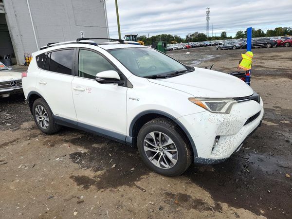 2016 TOYOTA RAV4 XLE (M Grade) — Passenger 3/4