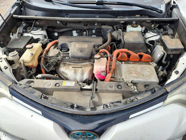 2016 TOYOTA RAV4 XLE (M Grade) — Engine bay