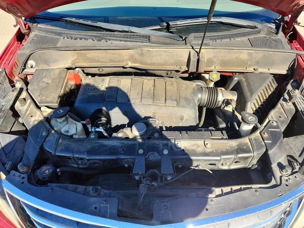 2014 CHEVROLET TRAVERSE 2LT — Engine bay