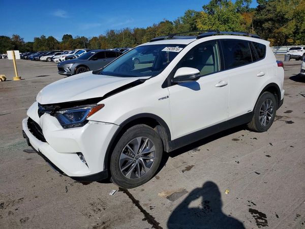 2018 TOYOTA RAV4 LE Plus/XLE — Front 3/4