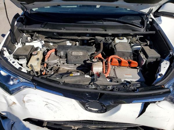 2018 TOYOTA RAV4 LE Plus/XLE — Engine bay