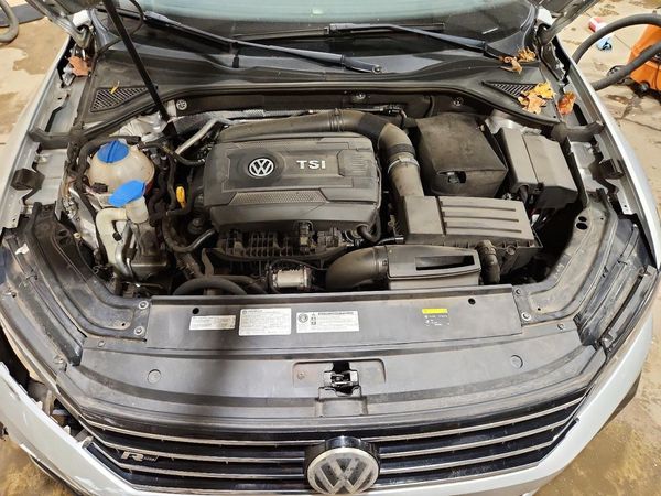 2017 VOLKSWAGEN PASSAT R-Line — Engine bay
