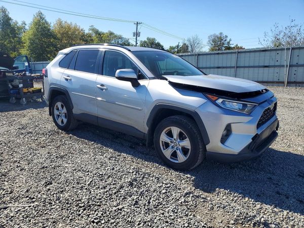 2020 TOYOTA RAV4 XLE — Passenger 3/4