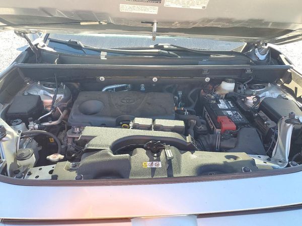 2020 TOYOTA RAV4 XLE — Engine bay