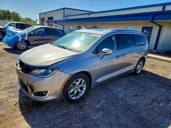 2018 CHRYSLER PACIFICA Limited — Front 3/4