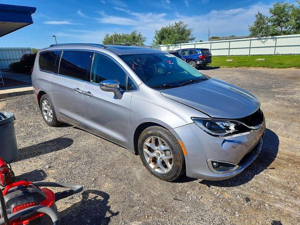 2018 CHRYSLER PACIFICA Limited — Passenger 3/4