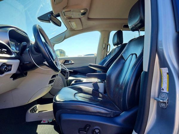 2018 CHRYSLER PACIFICA Limited — DENT