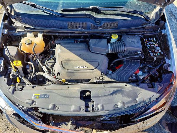 2018 CHRYSLER PACIFICA Limited — Engine bay