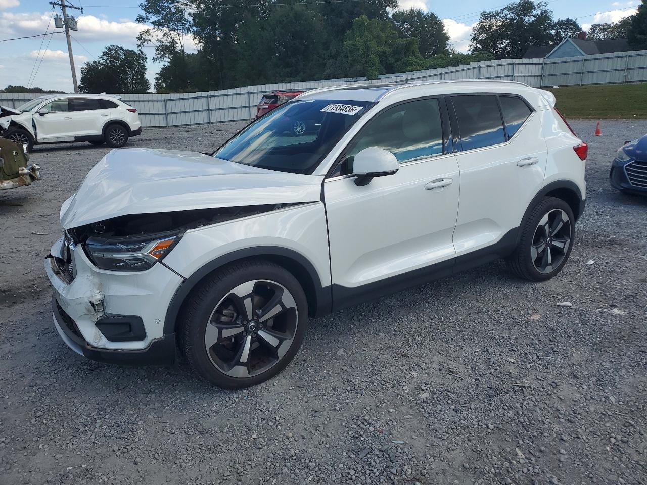 2019 VOLVO XC40 Inscription — Front 3/4