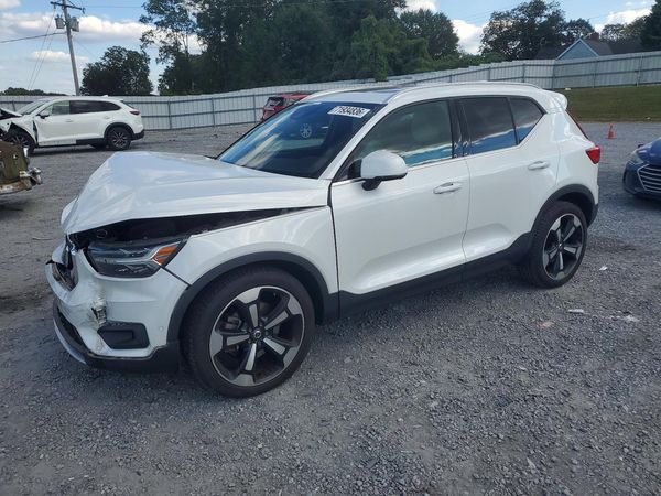2019 VOLVO XC40 — DSFA — Front 3/4