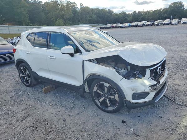 2019 VOLVO XC40 Inscription — Passenger 3/4