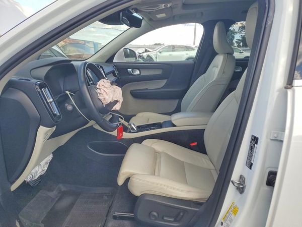 2019 VOLVO XC40 Inscription — DENT
