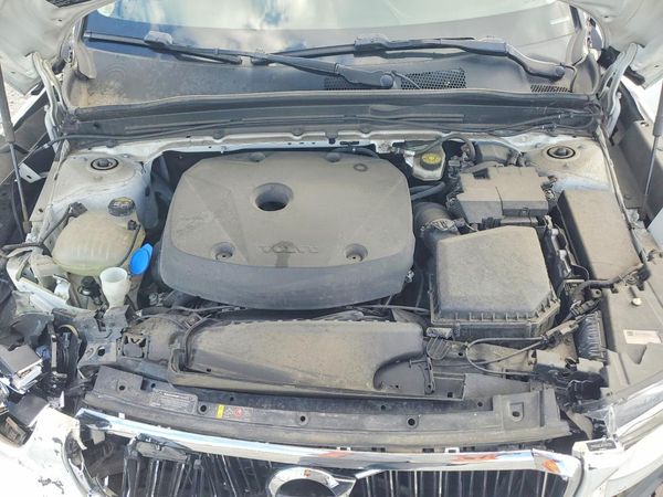 2019 VOLVO XC40 Inscription — Engine bay