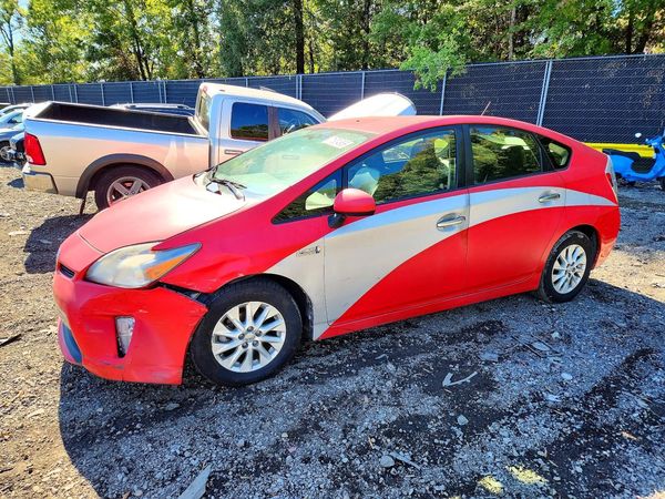 2013 TOYOTA PRIUS — Front 3/4