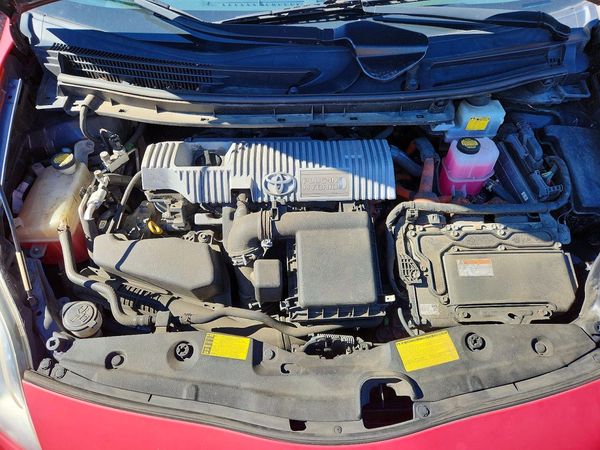 2013 TOYOTA PRIUS — Engine bay