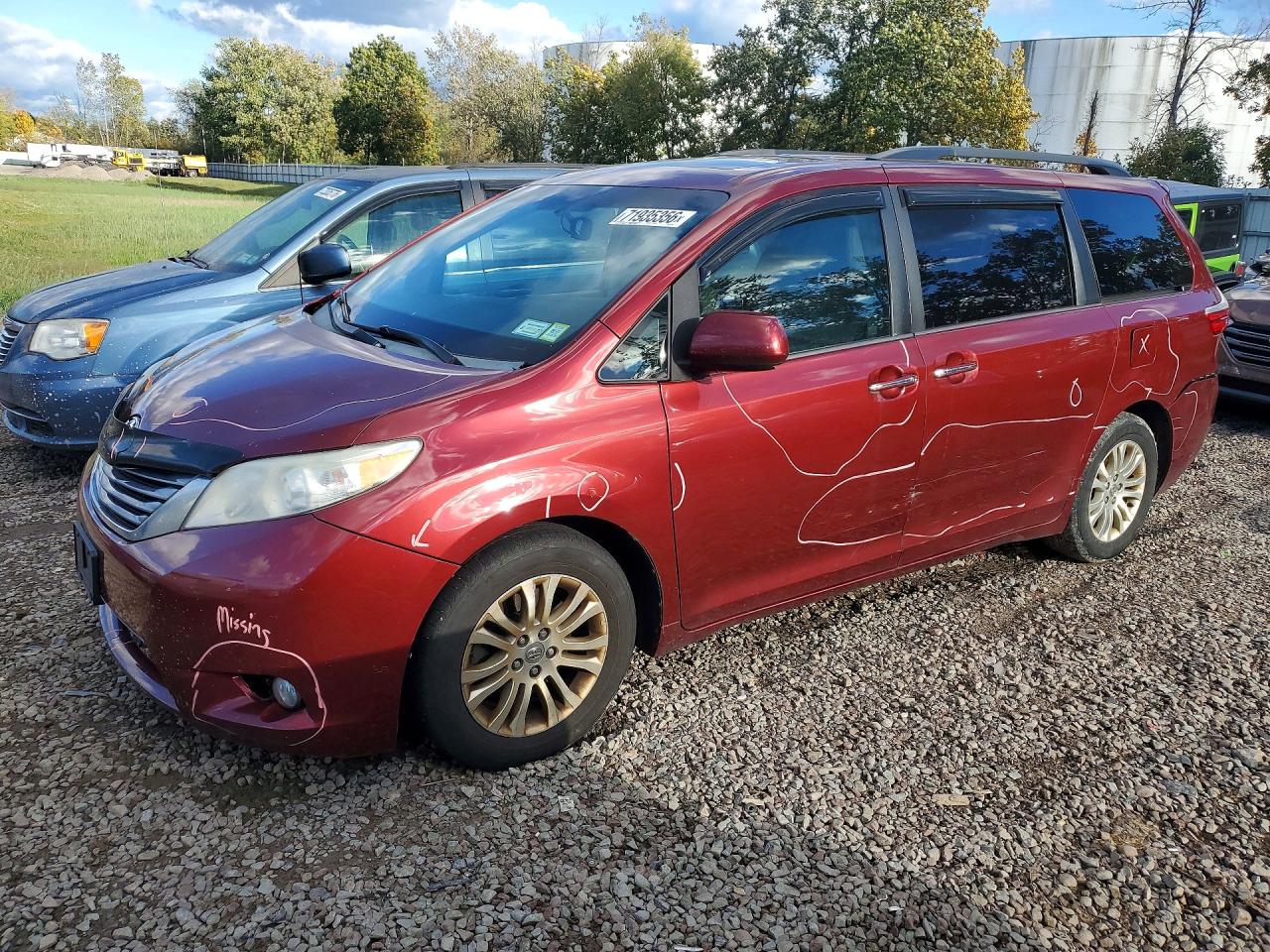 2015 TOYOTA SIENNA — Front 3/4