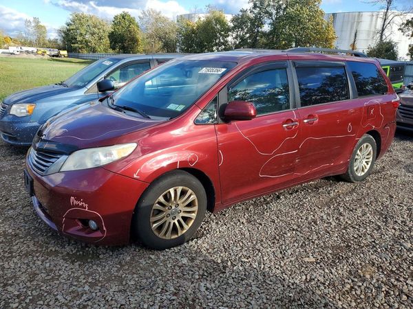 2015 TOYOTA SIENNA — Front 3/4