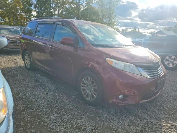 2015 TOYOTA SIENNA — Passenger 3/4