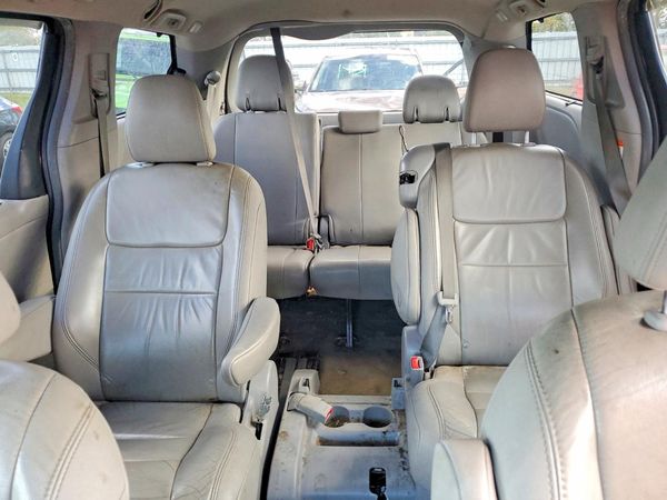 2015 TOYOTA SIENNA — SUVN