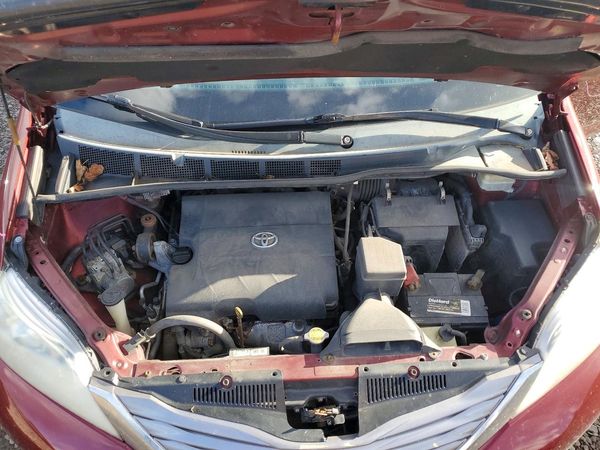 2015 TOYOTA SIENNA — Engine bay