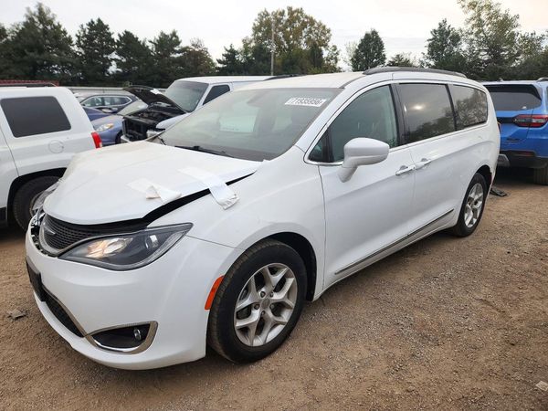 2017 CHRYSLER PACIFICA — DSFA — Front 3/4