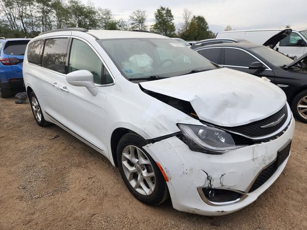 2017 CHRYSLER PACIFICA Touring L — Passenger 3/4