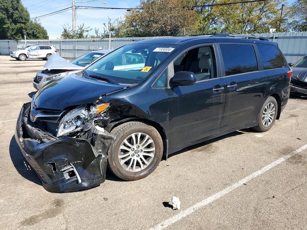 2020 TOYOTA SIENNA Q grade — Front 3/4